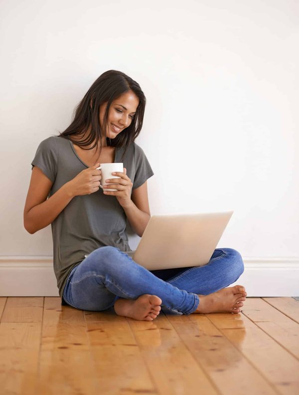 Comment développer une application mobile pour aider les personnes âgées à rester connectées avec leur communauté?