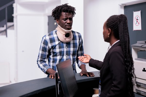 Comptoir d'accueil noir : élégance et fonctionnalité réunies